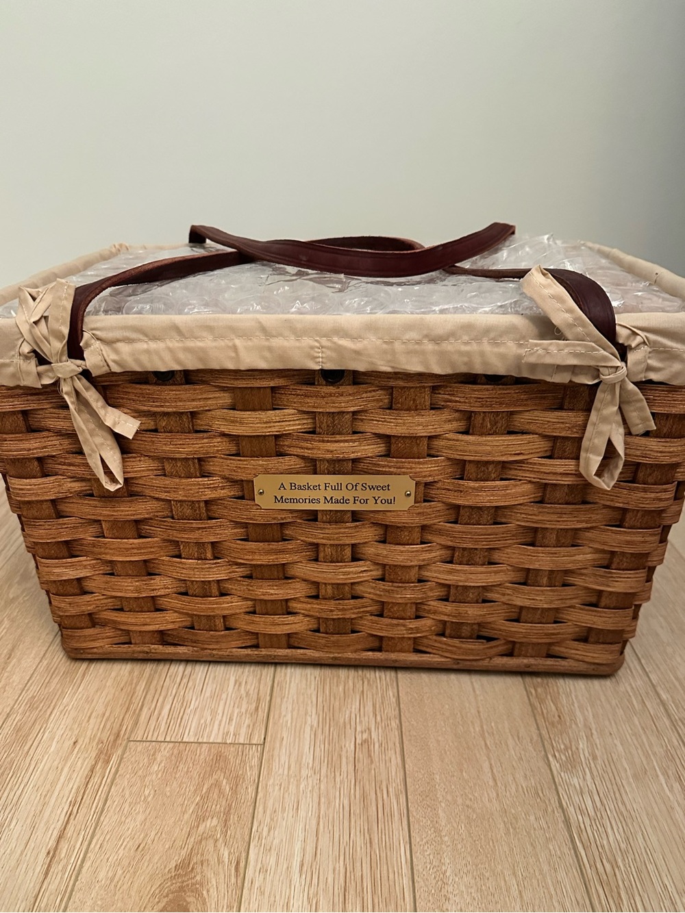 Amish Handwoven Picnic Basket 🧺 with Cream Liner & Brown Leather Handles 🇺🇸